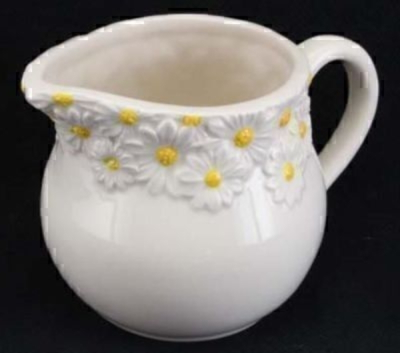 White ceramic milk jug with daisies by Gisela Graham. Ceramic with embossed daisy detail. A fantastic new home gift or a gift for the tea lover. Size 14x8x9cm